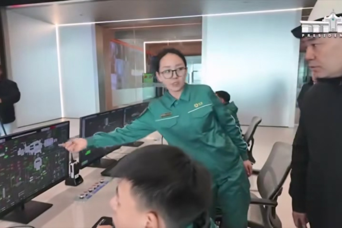 4 总统扎帕罗夫考察比什凯克市垃圾焚烧发电项目NT6000智能分散控制系统.jpg