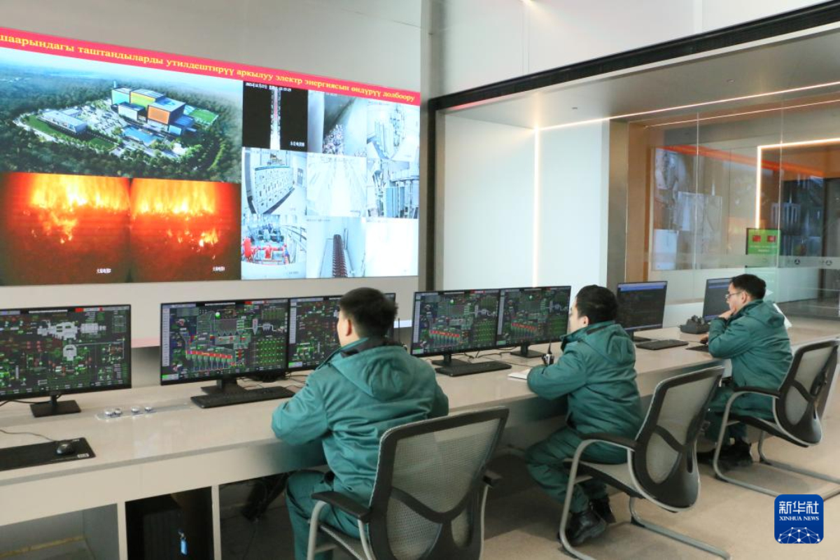 5 工作人员在比什凯克市垃圾焚烧发电项目中央控制室监测项目运行情况.jpg